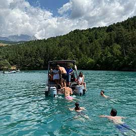 Baignade eau turquoise lac