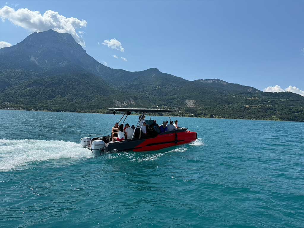 Bateau sur le lac de Serre-Ponçon